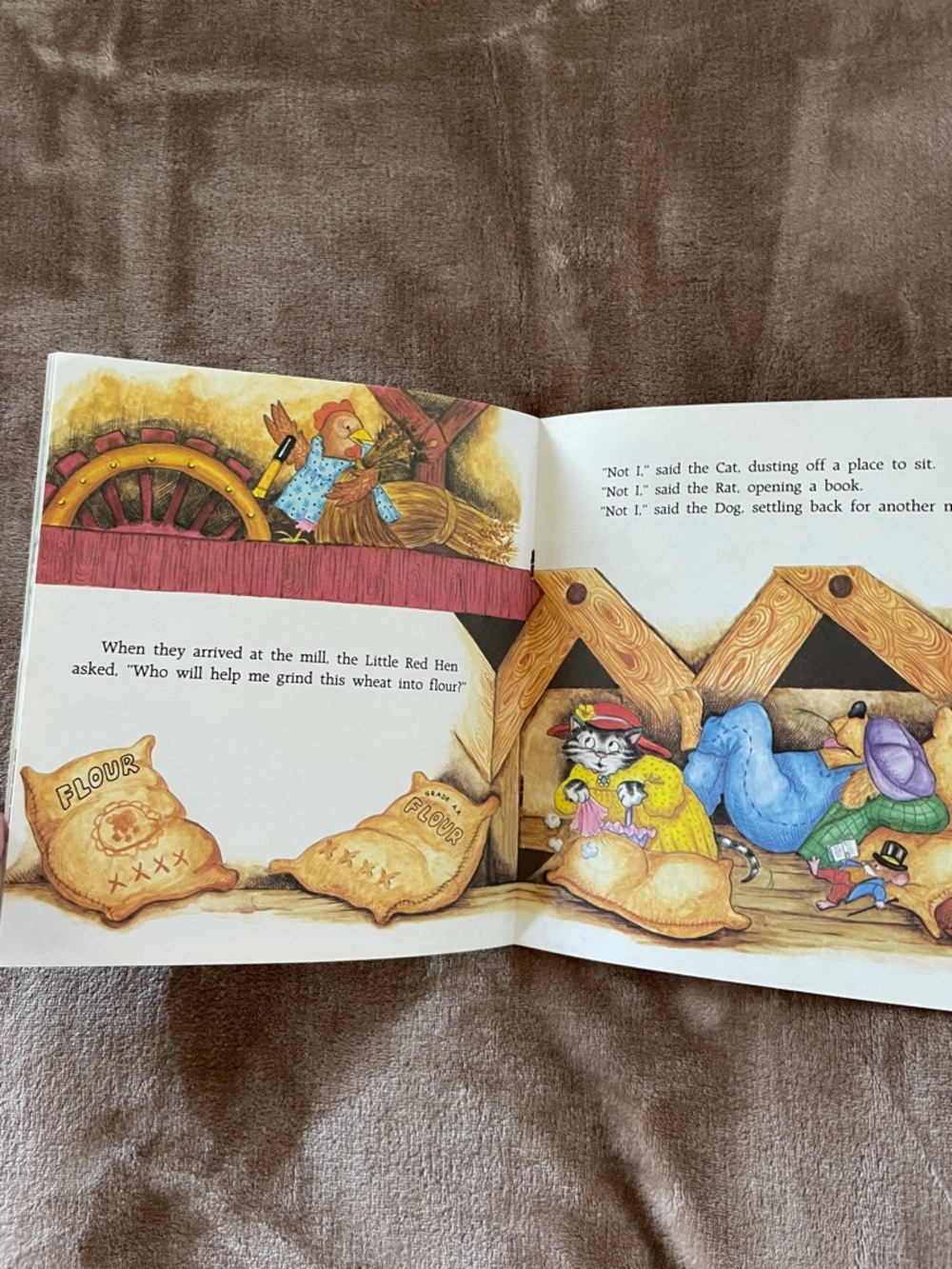 Merrigold Press The Little Red Hen Illustrated Book - Green & White Cover - Picture 5 of 6